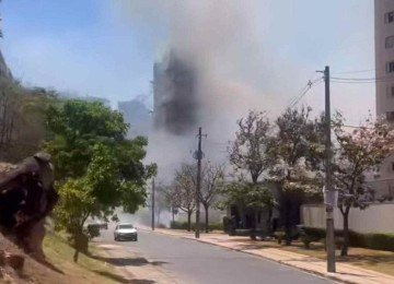 Bombeiros iniciam os trabalhos de combate às chamas no início da tarde desta segunda-feira (6/10) -  (crédito: Reprodução/Redes sociais)
