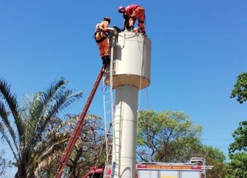 Vítima realizava serviços de limpeza, quando perdeu o equilíbrio e caiu dentro da estrutura -  (crédito: CBMMG)