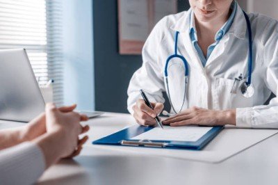 Médico durante consulta com o paciente  -  (crédito: Reprodução/Redes sociais)