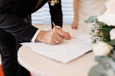 A mulher ajuizou a ação alegando que, após o divórcio há 30 anos, continuou utilizando o nome de casada e só percebeu a mudança para o nome de solteira recentemente, ao solicitar a renovação de seu documento de identidadeepro -  (crédito: Reprodução/ Freepik)