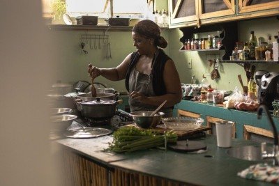 Vera Barbosa trabalha três dias da semana em casa de família e nos outros dois faz marmitas congeladas
 -  (crédito: Luisa Macedo/Divulgação)