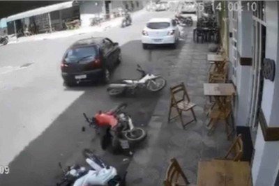 Motorista derrubou as motos e foi segurado por um proprietário de estabelecimento até a chegada da polícia -  (crédito: Divulgação/PM)