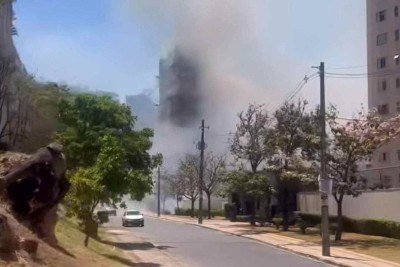 Bombeiros iniciam os trabalhos de combate às chamas no início da tarde desta segunda-feira (6/10) -  (crédito: Reprodução/Redes sociais)