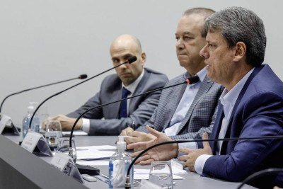 Governador Tarcísio de Freitas e membros do governo estadual durante entrevista coletiva de imprensa sobre a crise do Metanol, no Palácio dos Bandeirantes  -  (crédito: João Valério/Divulgação Governo do Estado SP)