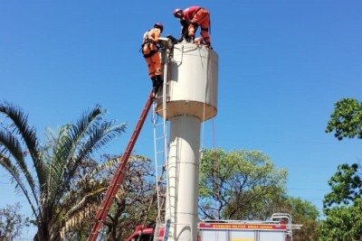 Vítima realizava serviços de limpeza, quando perdeu o equilíbrio e caiu dentro da estrutura -  (crédito: CBMMG)