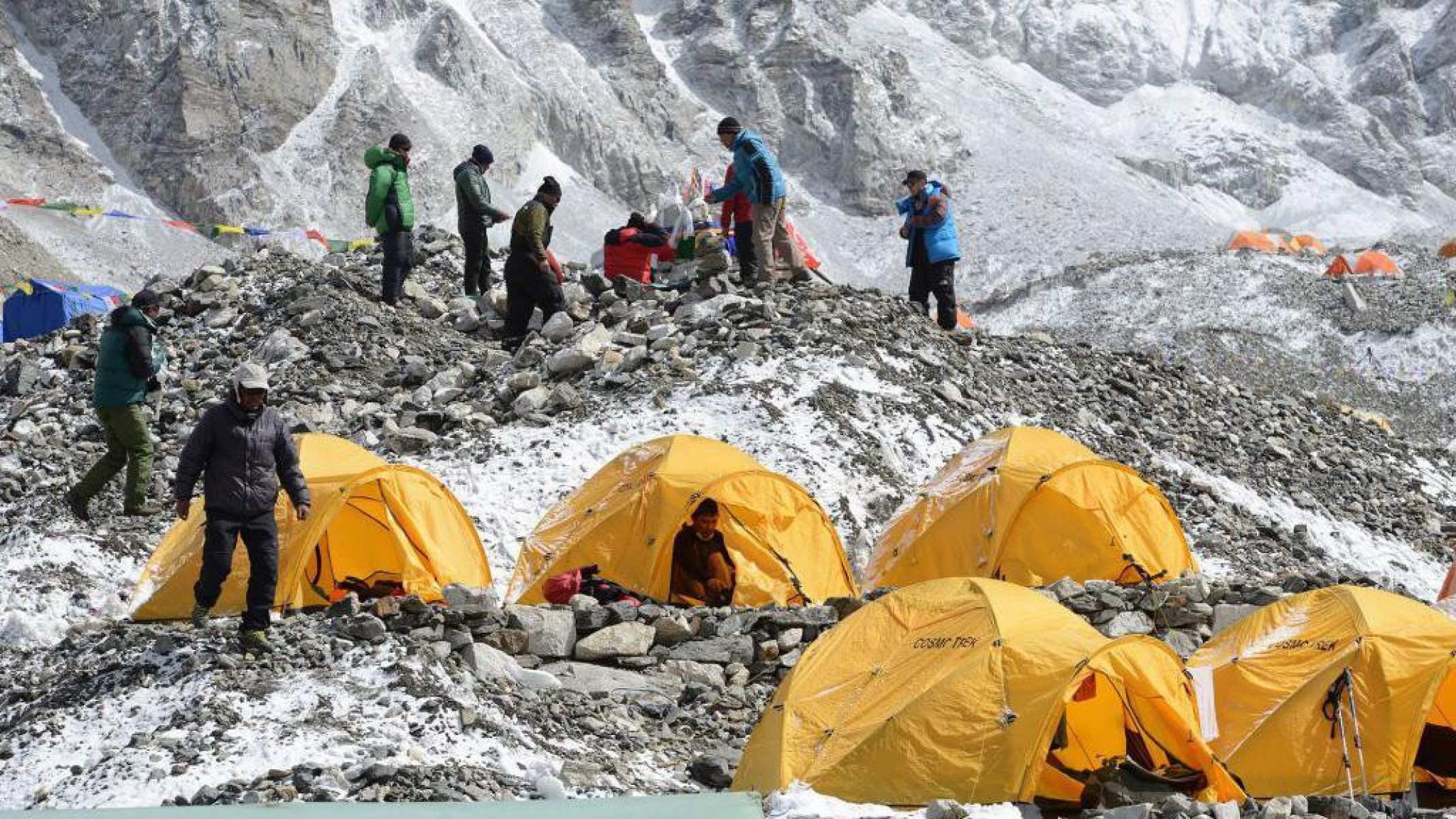 A corrida contra o tempo para resgatar mais de 200 pessoas presas no Monte Everest - CCTV