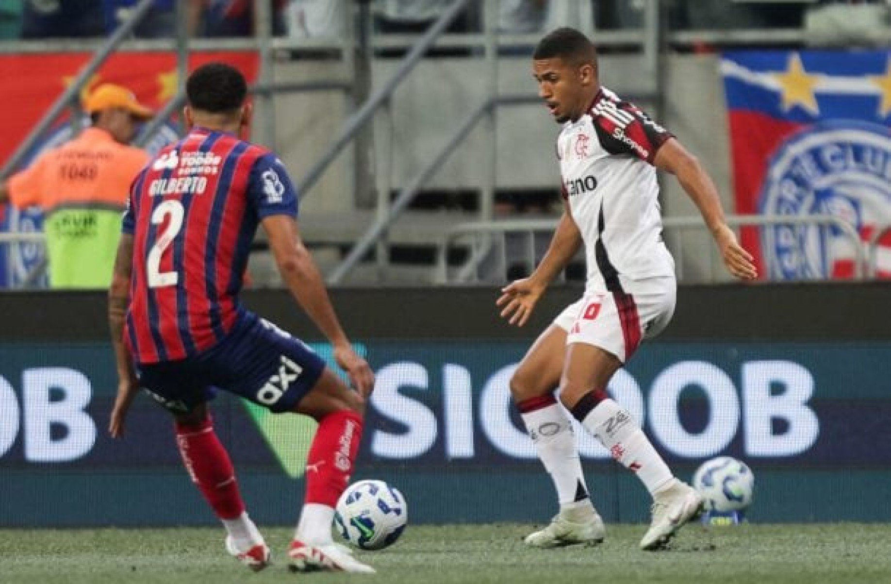 Após revés, muro da sede do Flamengo é pichado com crítica a Samuel Lino