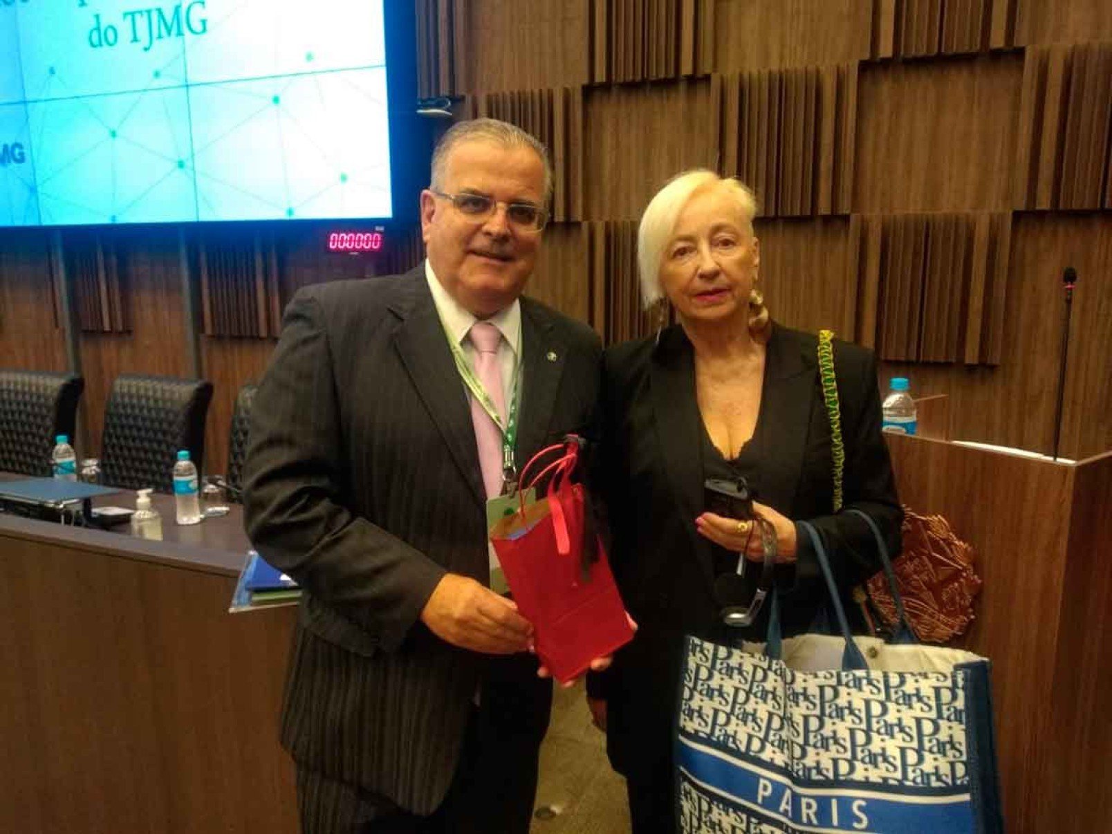 Desembargador Rogério Medeiros, 3º vice-presidente do TJMG, e a professora francesa Michelle Guilloume-Hofnung