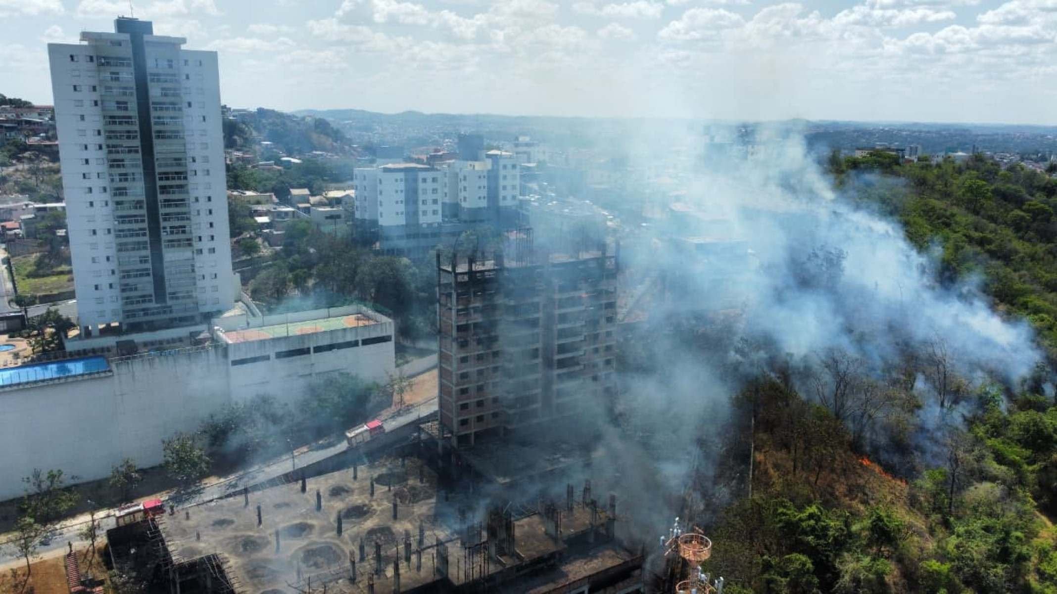 Bombeiros combatem as chamas na divisa entre os bairros Ouro Preto e Engenho Nogueira, na Pampulha, em Belo Horizonte, na manhã desta segunda
-Leandro Couri/EM/D.A. Press