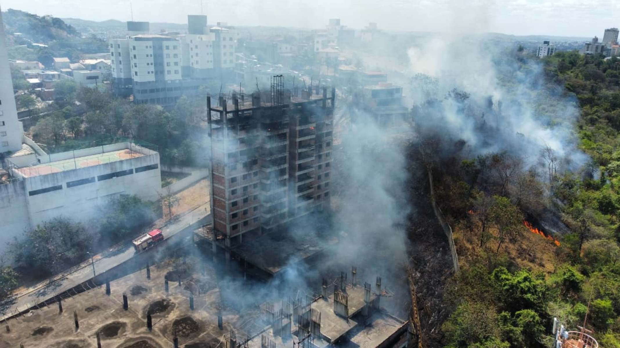 Bombeiros combatem as chamas na divisa entre os bairros Ouro Preto e Engenho Nogueira, na Pampulha, em Belo Horizonte, na manhã desta segunda
-Leandro Couri/EM/D.A. Press
