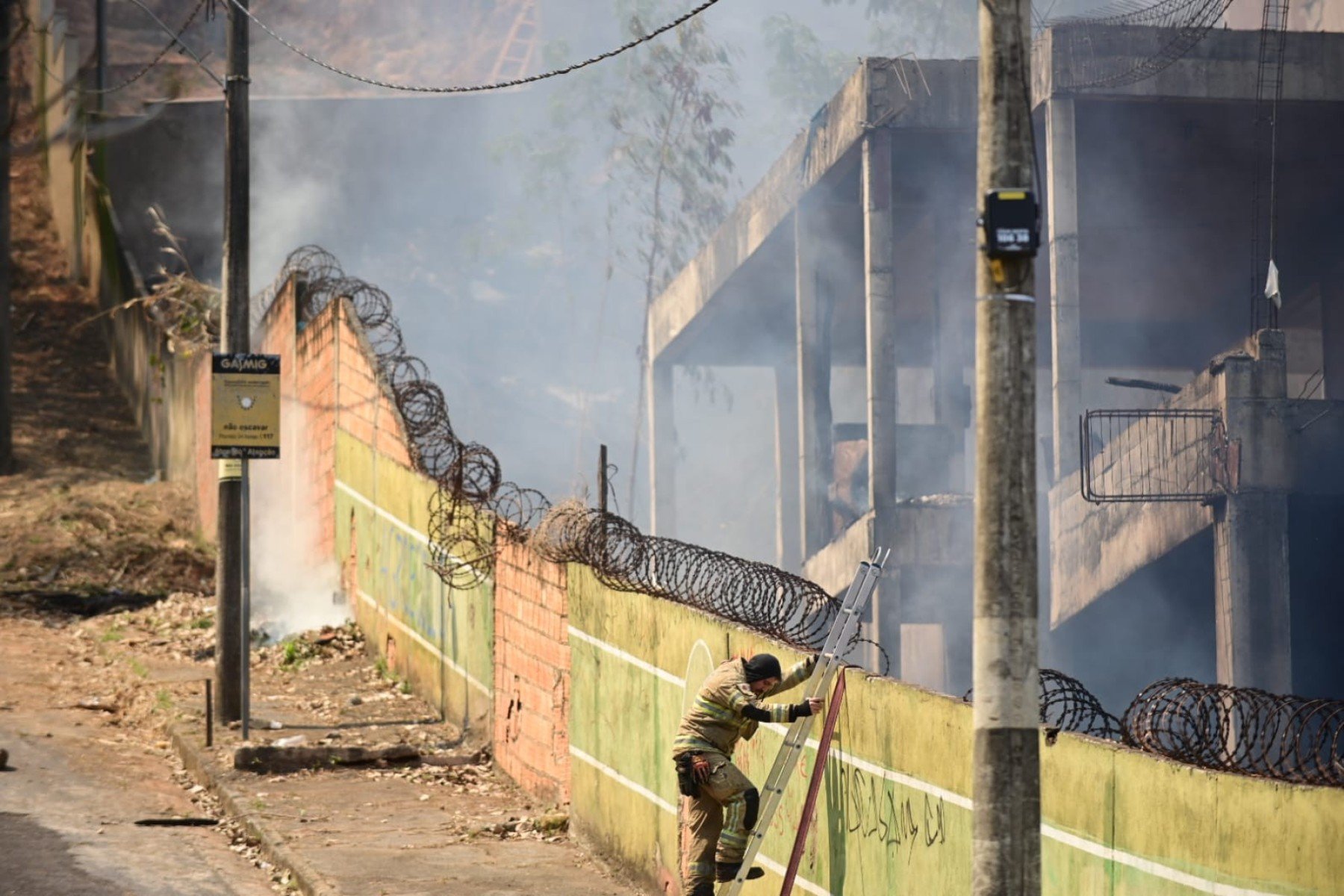 Bombeiros combatem as chamas na divisa entre os bairros Ouro Preto e Engenho Nogueira, na Pampulha, em Belo Horizonte, na manhã desta segunda
-Leandro Couri/EM/D.A. Press