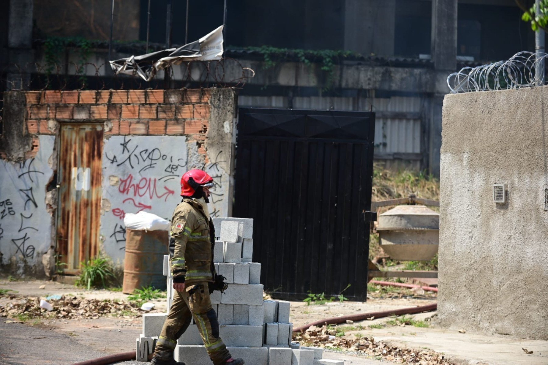 Bombeiros combatem as chamas na divisa entre os bairros Ouro Preto e Engenho Nogueira, na Pampulha, em Belo Horizonte, na manhã desta segunda
-Leandro Couri/EM/D.A. Press