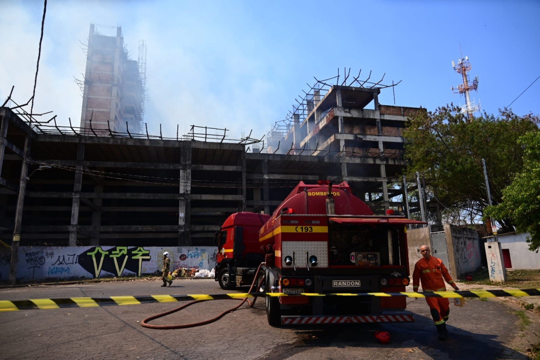 Bombeiros combatem as chamas na divisa entre os bairros Ouro Preto e Engenho Nogueira, na Pampulha, em Belo Horizonte, na manhã desta segunda
-Leandro Couri/EM/D.A. Press
