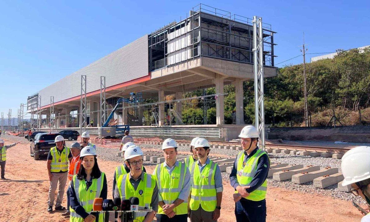 Governador Romeu Zema (Novo) vistoriou, na manhã desta terça-feira (7/10), as obras na estação que será entregue em janeiro de 2026 -  (crédito: Edésio Ferreira/EM/DA Press)