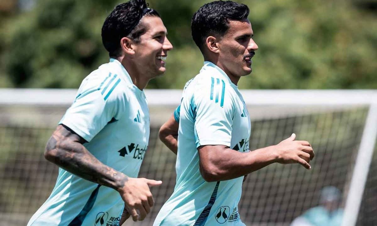 O volante Lucas Romero e o lateral-esquerdo Kaiki podem aproveitar os dias sem jogos para descansar e aprimorar a parte técnica -  (crédito: Gustavo Aleixo/Cruzeiro)