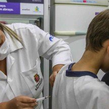 Vacina contra HPV reduz em 58% casos de câncer de colo de útero - Rovena Rosa/Agência Brasil