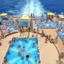 Relaxe e curta dias ensolarados a bordo da piscina na popa do navio Costa Favolosa  -  (crédito: Carlos Altman/EM)