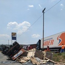 Carreta tomba, e trânsito fica lento em Contagem nesta terça-feira (7/10) - Divulga&ccedil;&atilde;o / Transcon