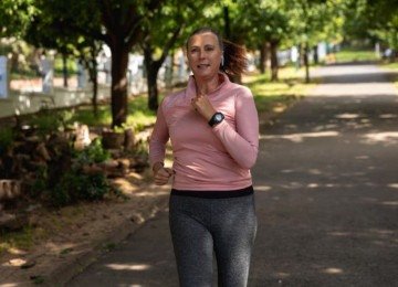 Atividade física, principalmente combinando exercício aeróbico e de força, previne agravos a saúde da mulher -  (crédito: Freepik)