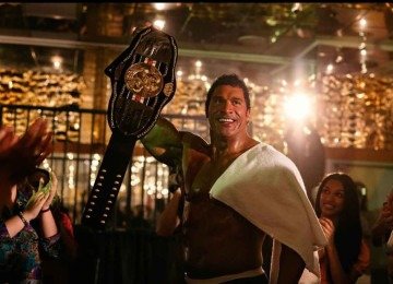 Dwayne Johnson protagoniza a cinebiografia  do lutador de MMA e campeão do UFC Mark Kerr, que enfrentou batalhas pessoais fora dos ringues -  (crédito: Diamond/reprodução)