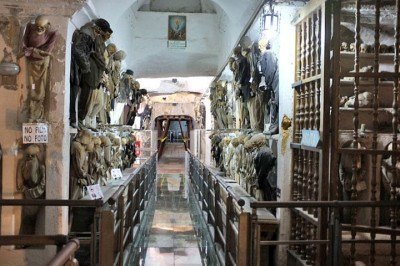 Catacumbas dos Capuchinhos – Palermo (Itália) – Desde o século 16, frades franciscanos e nobres sicilianos estão mumificados e expostos num cenário macabro. Em 1534, os corpos eram jogados numa fossa atrás da Igreja de Santa Maria della Pace, mas, com o tempo, um cemitério foi criado. Muitos corpos mumificaram naturalmente e passaram a ser colocados em pé, vestidos e exibidos em nichos. -  (crédito: mitsubishi - Flickr)