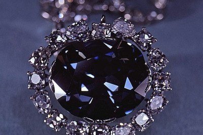 A história do Diamante Hope é cercada de mortes, falências e acontecimentos sobrenaturais ao longo de quatro séculos. Em 10/11/1958, o cristal de tom azul foi doado ao Instituto Smithsonian e, por lá, passou a ser a atração principal. Misteriosa e amaldiçoada, a peça tem 45,22 quilates e vale 350 milhões de dólares. -  (crédito: Wikimedia Commons)