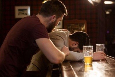 Enquanto a ressaca é um conjunto de sintomas desagradáveis que surgem após o corpo processar o álcool, a intoxicação alcoólica é uma emergência médica -  (crédito: Freepik)