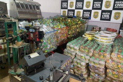 Proprietário do imóvel em que as cachaças eram produzidas e falsificadas foi preso em flagrante -  (crédito: Clara Mariz / EM / D.A Press)