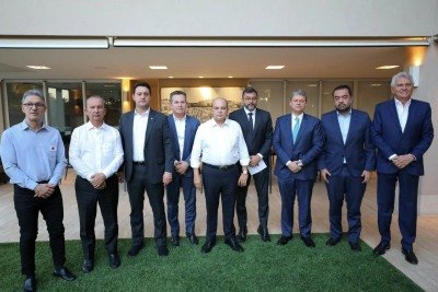 Da esquerda para a direita: Romeu Zema (Novo), Jorginho Mello (PL), Ratinho Júnior (PSD), Mauro Mendes (União Brasil), Ibaneis Rocha (MDB), Wilson Lima (União Brasil), Tarcísio de Freitas (Republicanos), Cláudio Castro (PL) e Ronaldo Caiado (União Brasil) -  (crédito: Renato Alves/Agência Brasília)