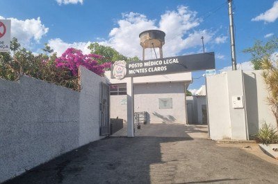 Corpos de homem e mulher carbonizados foram levados para o IML de Montes Claros, onde foram identificados por parentes -  (crédito: Luiz Ribeiro/EM/D.A. Press)