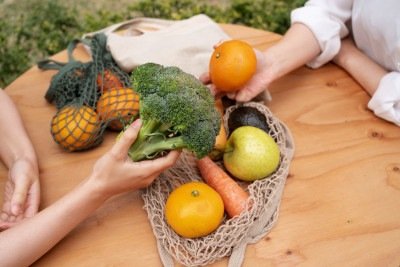 Segundo a teoria, alimentos frescos, orgânicos e naturalmente cultivados tendem a ter uma frequência mais alta -  (crédito: FreePik)