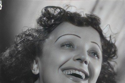 Há 62 anos, em 10/10/1963, morreu Edtih Piaf, um dos maiores ícones artísticos da França. Cantora de sucesso, reconhecida mundialmente pela voz incrível, ela nasceu na capital Paris. -  (crédito: Domínio Público)