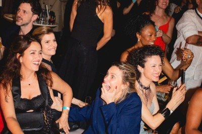 Manuela Dias, roteirista do remake, ao lado das atrizes Débora Bloch, Edvana Carvalho e Carolina Dieckmmann. -  (crédito: Divulgação)