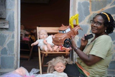 Movida pelas memórias da própria infância e pela solidariedade, Wanda de paiva usa a criatividade para reaproveitar os brinquedos quebrados em seu ateliê residencial -  (crédito: Alexandre Guzanshe/EM/D.A Press)