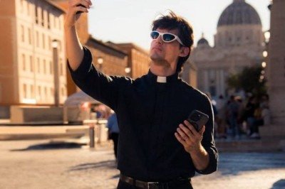 Um padre italiano de 32 anos recebeu uma advertência dos superiores por um motivo inusitado. -  (crédito: Montagem/Reproduc?a?o/Instagram)