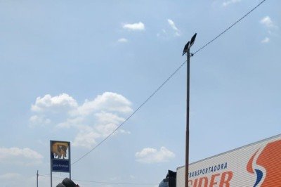 A faixa da direita, sentido BR-040, está interditada. É esperado que outro veículo se dirija até o local para recolher as placas solares -  (crédito: Divulgação / Transcon)