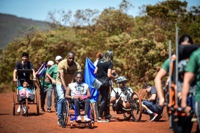 Duda, apesar de um pouco tímida diante do sol e do balanço do terreno, também se mostrou satisfeita com a experiência, especialmente pelo apoio do pai, Mauricio Caldeira, que acompanhou cada passo -  (crédito: Leandro Couri/EM/D.A. Press)