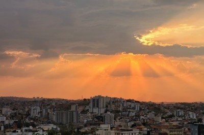 De acordo com informações da Defesa Civil de BH, os termômetros na região de Venda Nova marcaram 35,5 °C por volta das 14h50 -  (crédito: Gladyston Rodrigues/EM/D.A. Press)