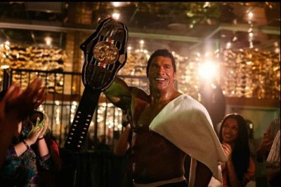 Dwayne Johnson protagoniza a cinebiografia  do lutador de MMA e campeão do UFC Mark Kerr, que enfrentou batalhas pessoais fora dos ringues -  (crédito: Diamond/reprodução)