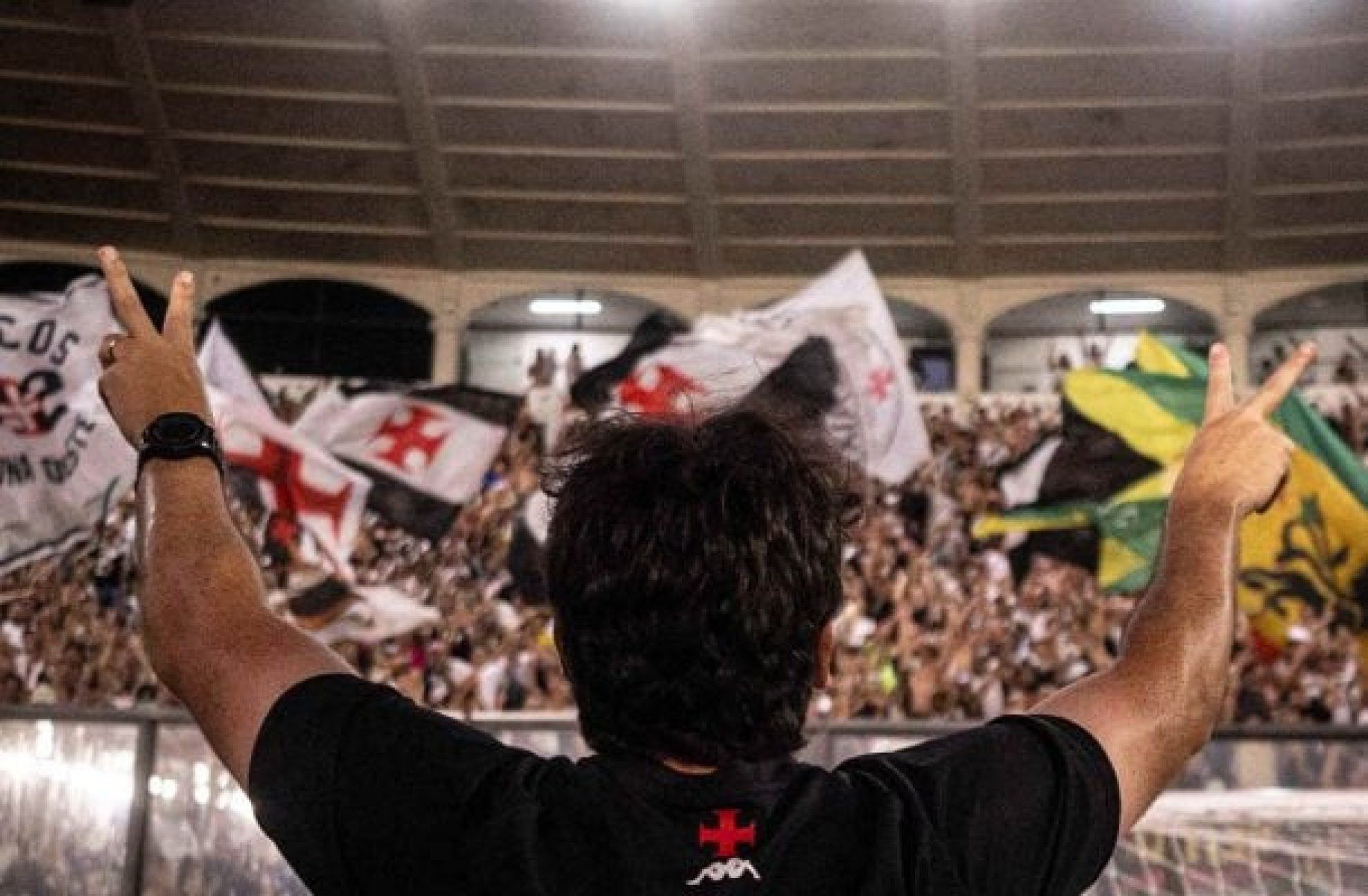 Momento fofura e discurso motivacional de Diniz no triunfo do Vasco: “Vitória inegociável”