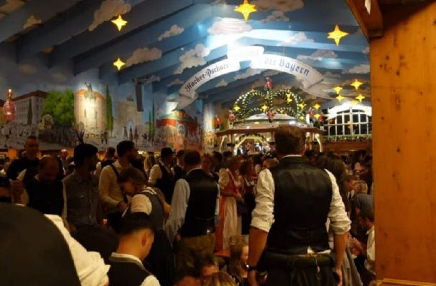 Ex-Bayern se envolve em confusão com torcedores do clube alemão durante a Oktoberfest