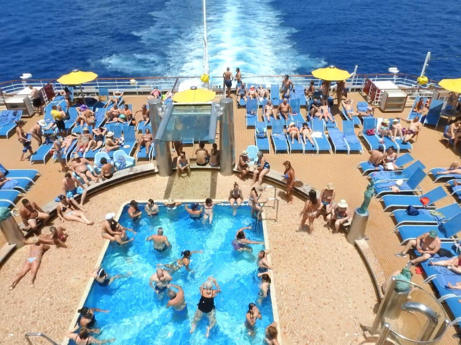 Relaxe e curta dias ensolarados a bordo da piscina na popa do navio Costa Favolosa
-Carlos Altman/EM