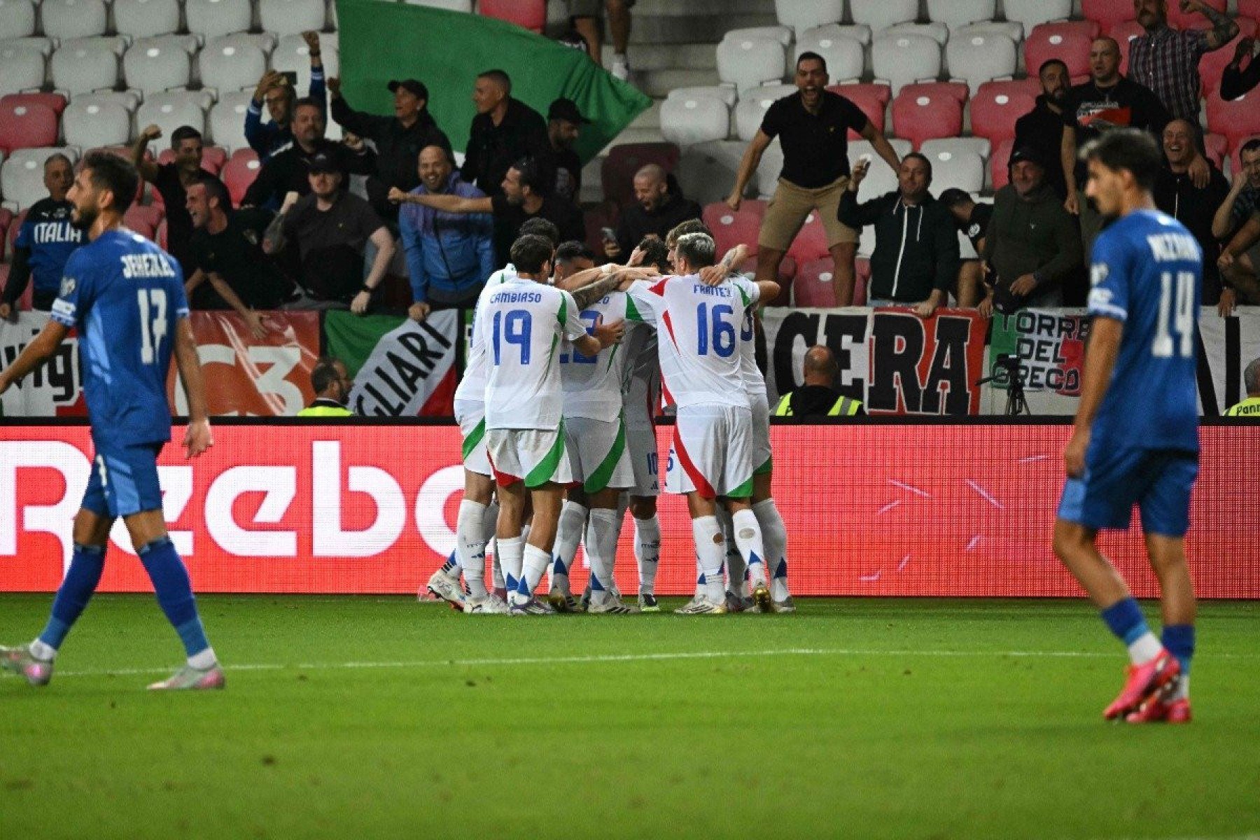 Duas seleções campeãs do mundo estão fora da zona de classificação para a Copa - No Ataque Internacional