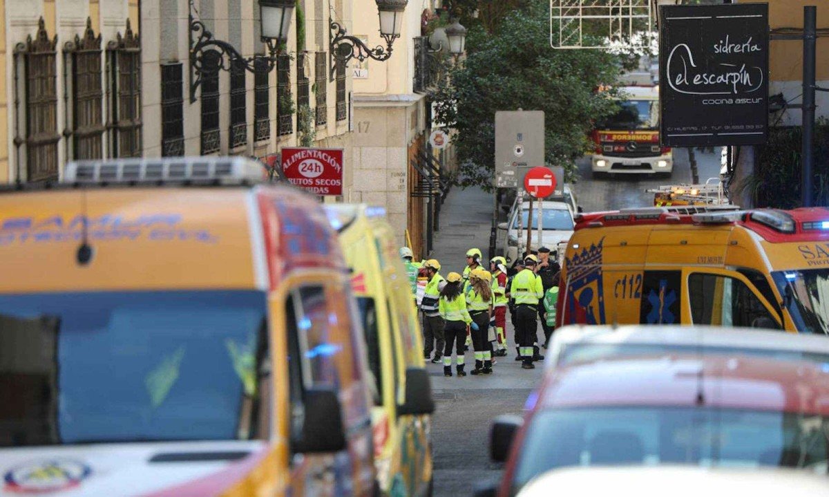 Policiais e trabalhadores de serviços de emergência são vistos perto do local de um prédio que desabou e estava passando por reformas em Madri, em 7 de outubro de 2025 -  (crédito: Thomas COEX / AFP)