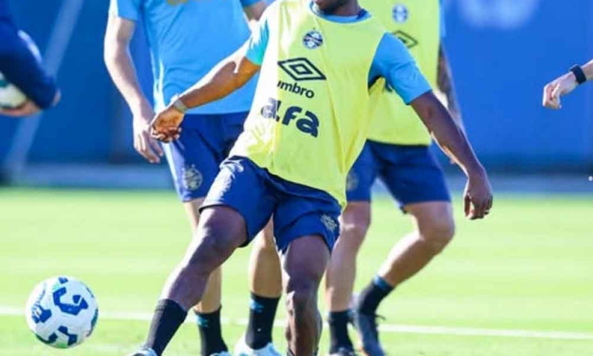 O lateral-esquerdo Marlon reclamou bastante após protagonizar lance diante do Bragantino em que foi marcado pênalti para o clube paulista, no último sábado (4/10) - (crédito: Lucas Uebel/Grêmio FBPA) O lateral-esquerdo Marlon reclamou bastante após protagonizar lance diante do Bragantino em que foi marcado pênalti para o clube paulista, no último sábado (4/10) - (crédito: Lucas Uebel/Grêmio FBPA)
