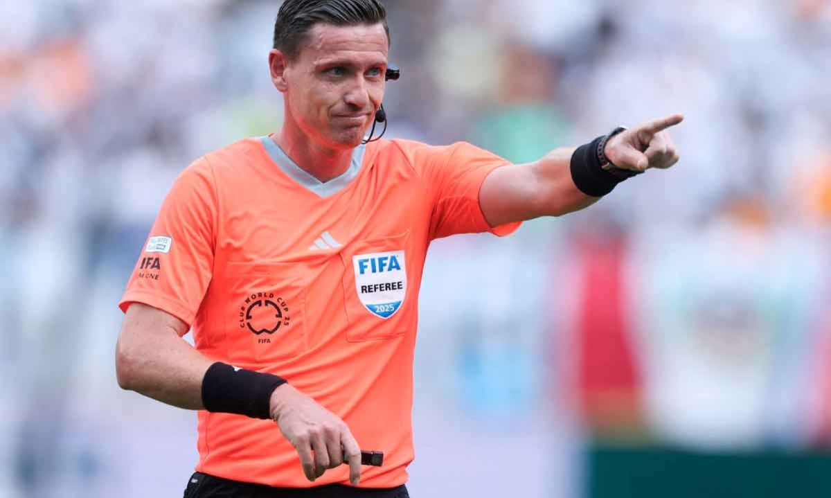 O árbitro Ramon Abatti Abel foi escalado pela Fifa para trabalhar no Mundial de Clubes de 2025, apesar dos erros cometidos no futebol nacional - (crédito: Richard Pelham / Getty Images / AFP) O árbitro Ramon Abatti Abel foi escalado pela Fifa para trabalhar no Mundial de Clubes de 2025, apesar dos erros cometidos no futebol nacional - (crédito: Richard Pelham / Getty Images / AFP)