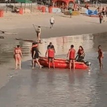 Ventania surpreende e leva praticantes de stand-up paddle para alto-mar em Copacabana - Reprodução/TV Globo