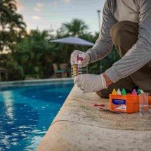 Bactéria 'comedora de carne' contamina atletas em piscina - DINO