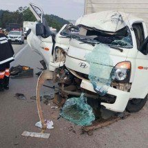 BR-381: acidente entre caminhões deixa vítima em estado grave - CBMMG/Divulga&ccedil;&atilde;o