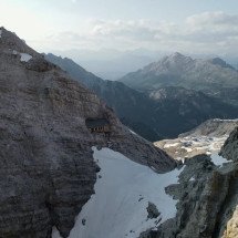 Casa encravada na montanha só é acessível para alpinistas - Reprodução/YouTube
